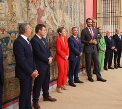 Don Felipe conversa con los asistentes a la audiencia